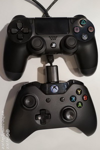 PS4-vs-Xbox-One-controllerg.jpg